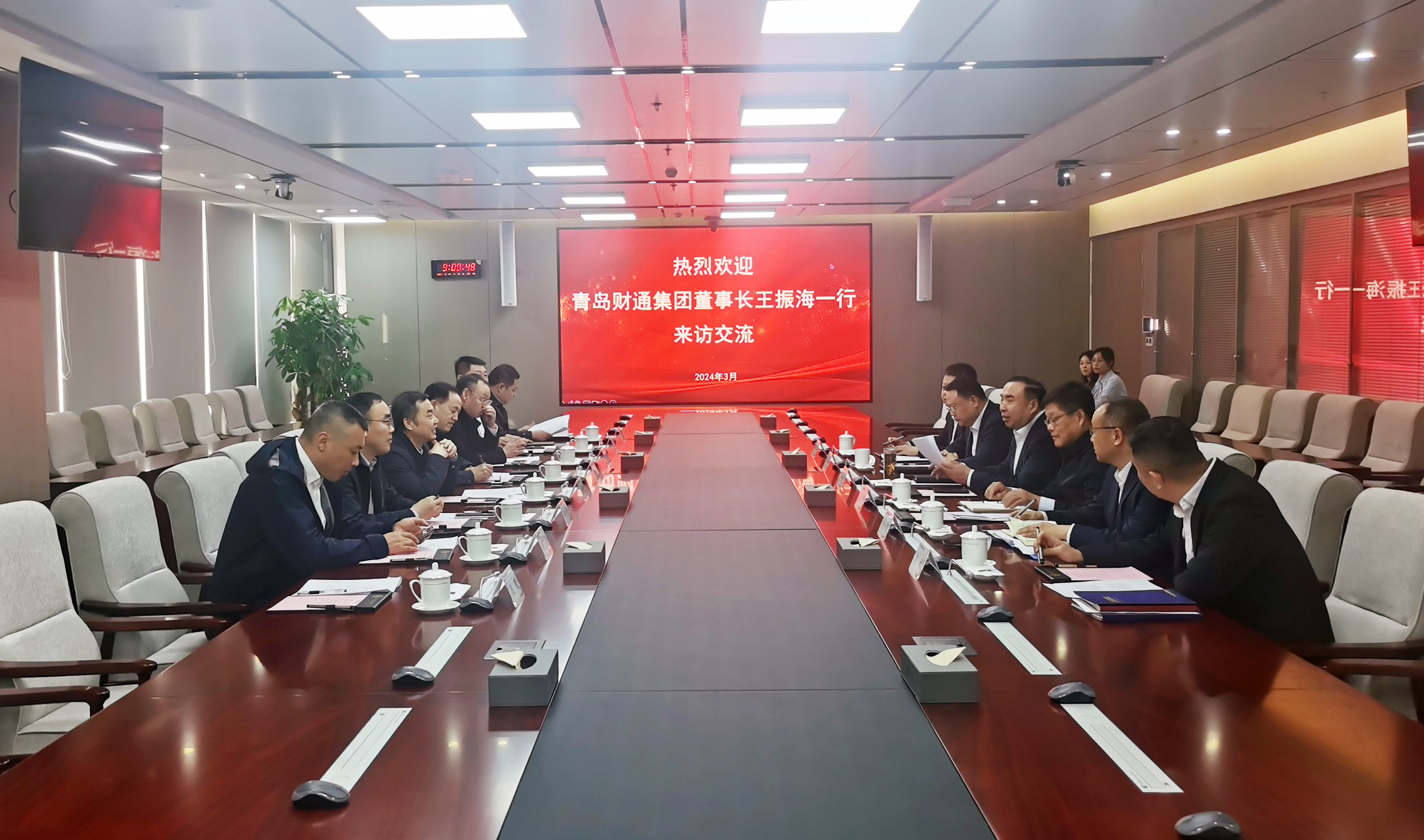 与省担保集团互换座谈 与省担保集团互换座谈