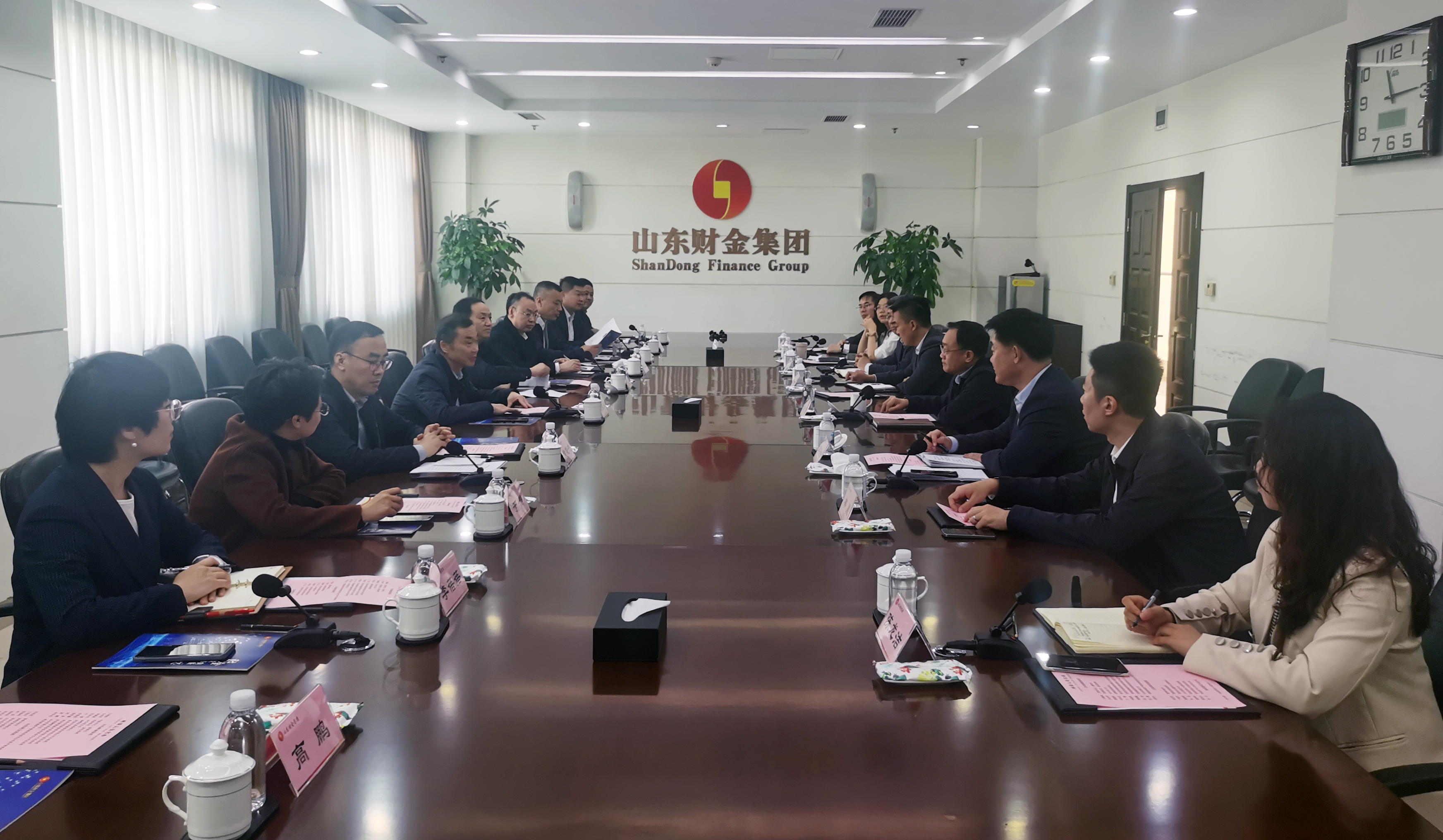 与省财金集团互换座谈 与省财金集团互换座谈